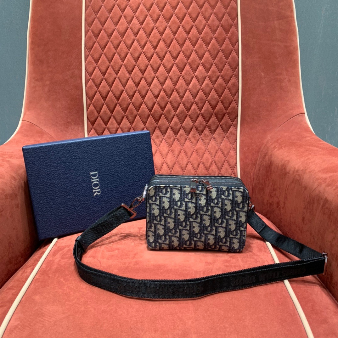 D10r POUCH WITH SHOULDER STRAP 17cm