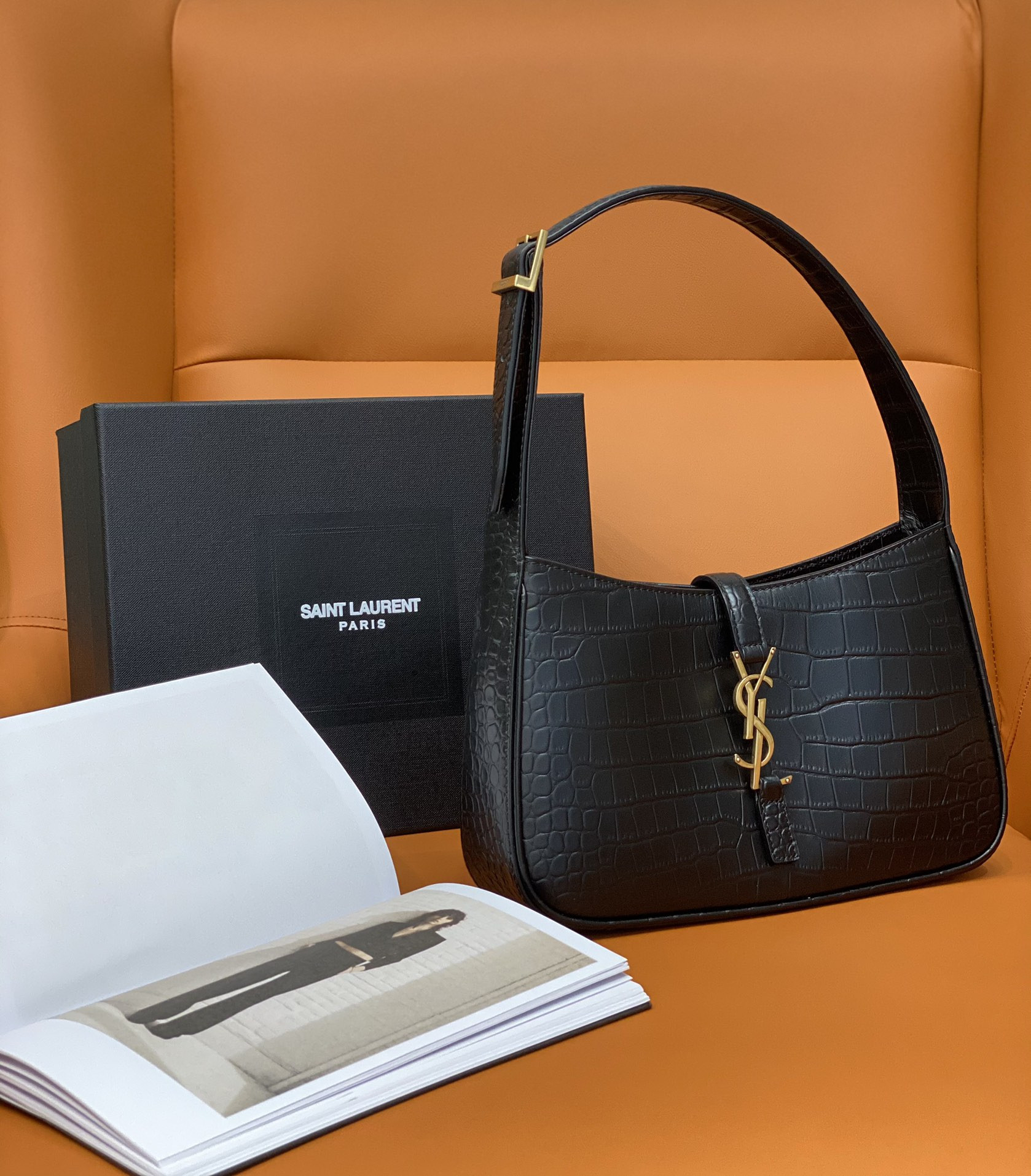 Y51 LE 5 À 7 IN CROCODILE-EMBOSSED SHINY LEATHER NOIR 23 X 16 X 6.5 CM