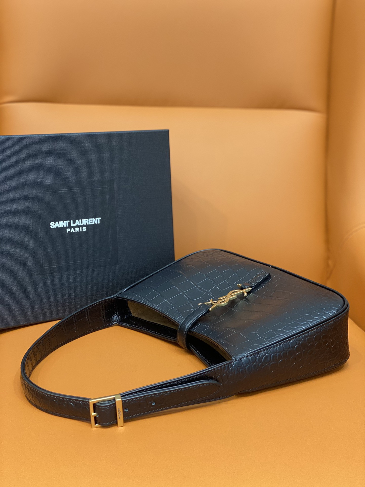 Y51 LE 5 À 7 IN CROCODILE-EMBOSSED SHINY LEATHER NOIR 23 X 16 X 6.5 CM