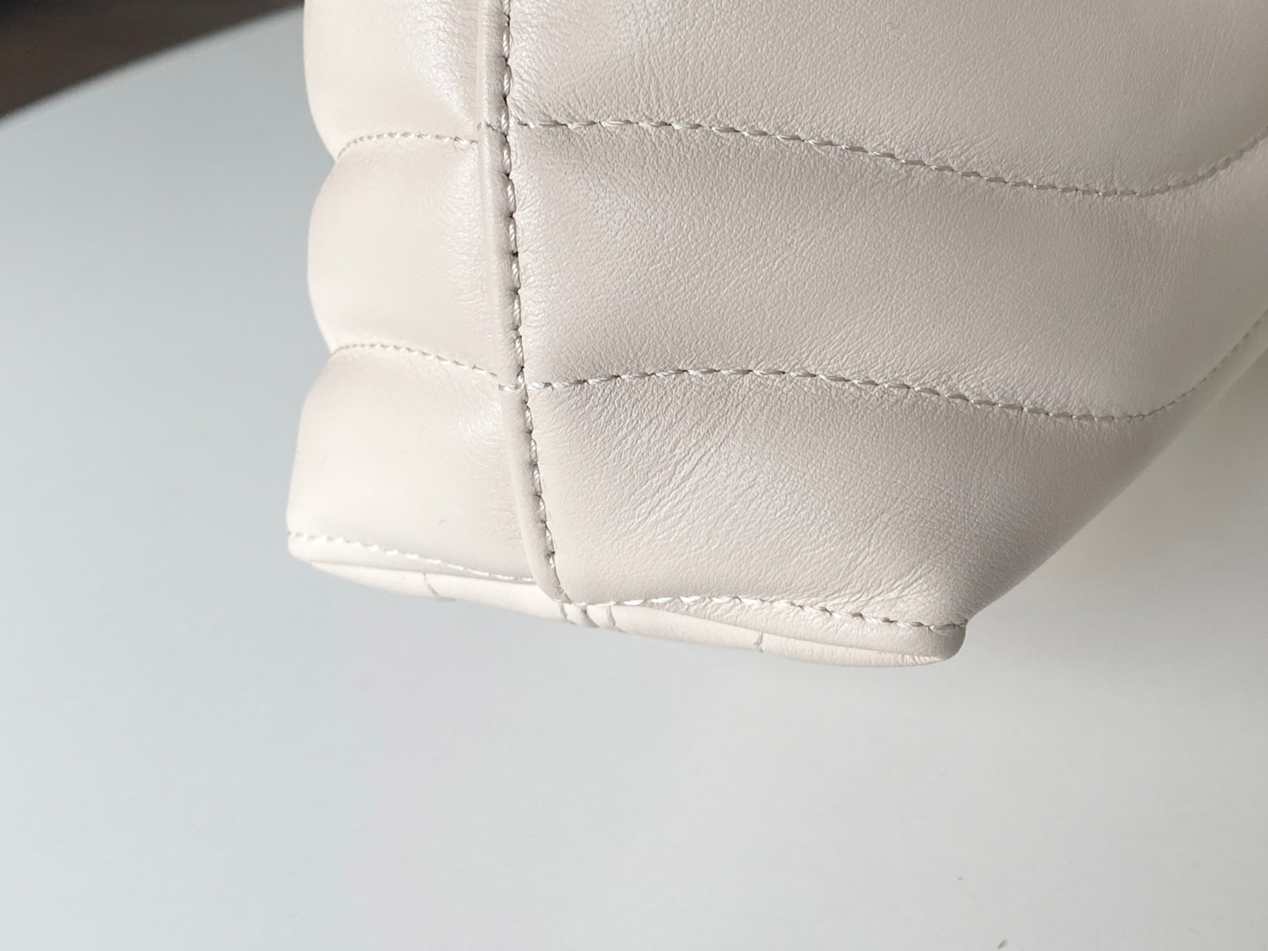LV Hold Me M21797 23x15x10cm