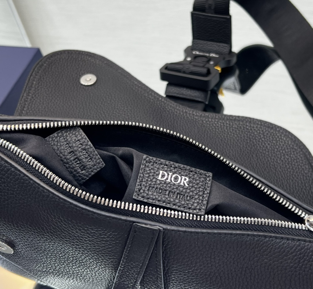 D10r Saddle Bag Black Grained Calfskin 26 x 19 x 4.5 cm