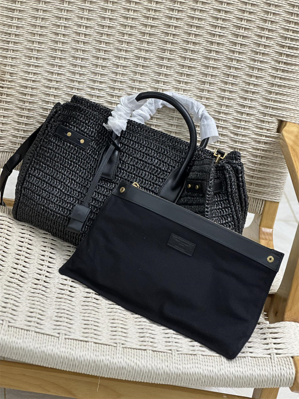 Y51 SAC DE JOUR MEDIUM S*pPLE IN RAFFIA AND VEGETABLE-TANNED LEATHER BLACK