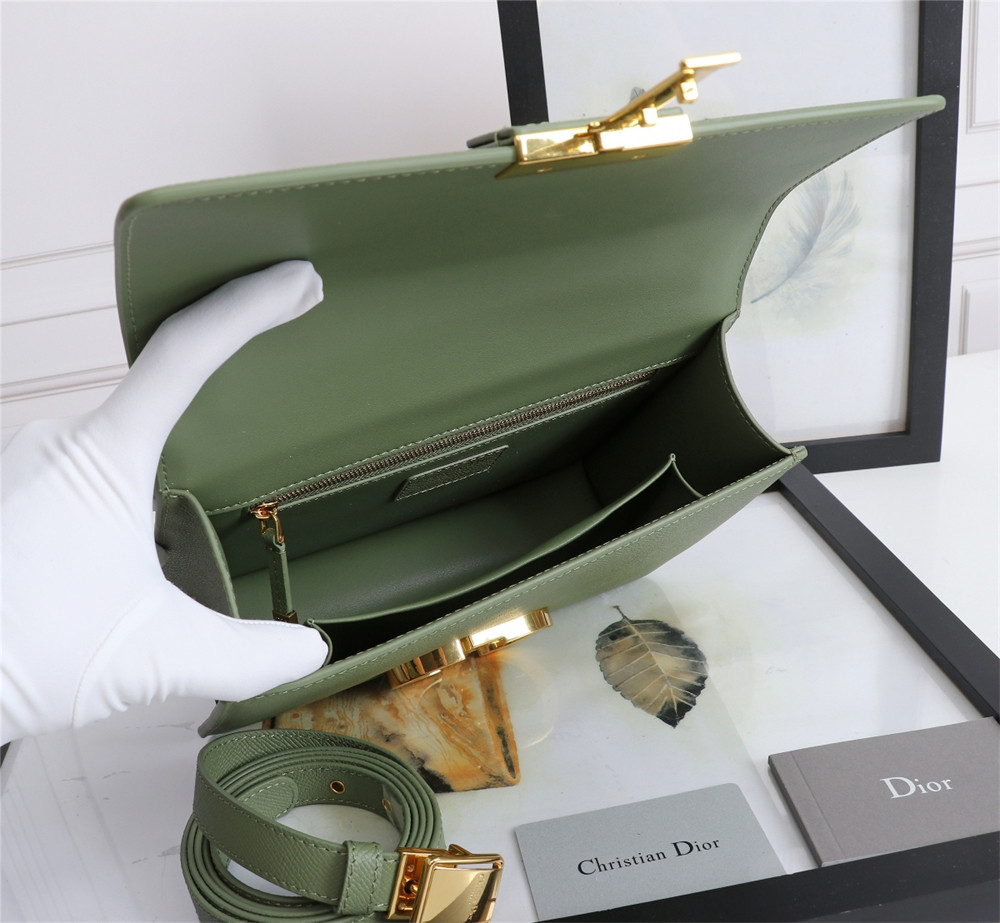 D10r 30 MONTAIGNE CHAIN BAG Grained Green