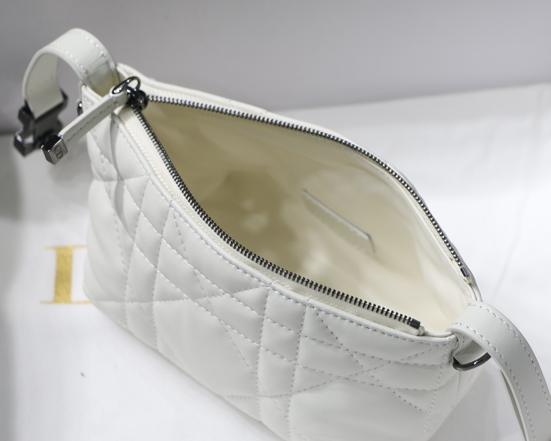 D10r TRAVEL NOMAD POUCH WHITE