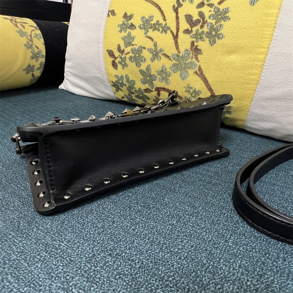 Va1e*ntin0 GARAVANI ROCKSTUD23 SMALL SMOOTH CALFSKIN SHOULDER BAG BLACK