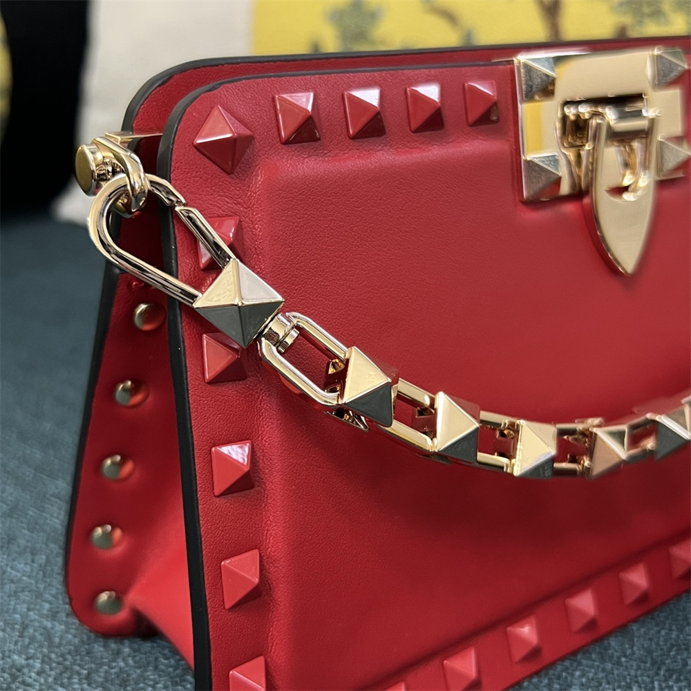 Va1e*ntin0 GARAVANI ROCKSTUD23 SMALL SMOOTH CALFSKIN SHOULDER BAG RED