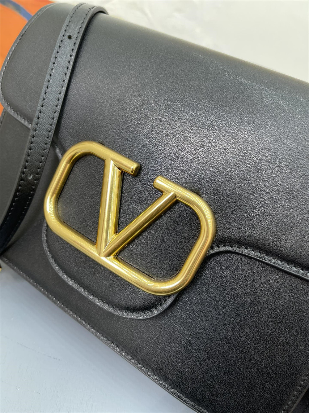 Va1e*ntin0 GARAVANI LOCÒ CALFSKIN SHOULDER SMALL BAG BLACK 22 x 16  x 7 cm