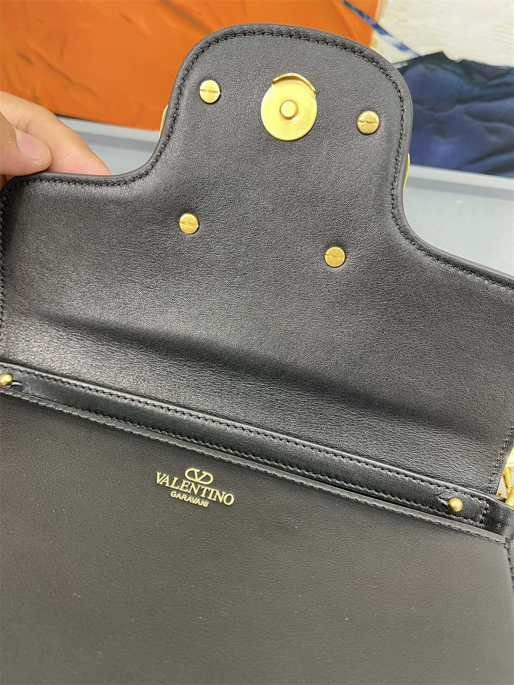 Va1e*ntin0 GARAVANI LOCÒ CALFSKIN SHOULDER SMALL BAG BLACK 22 x 16  x 7 cm