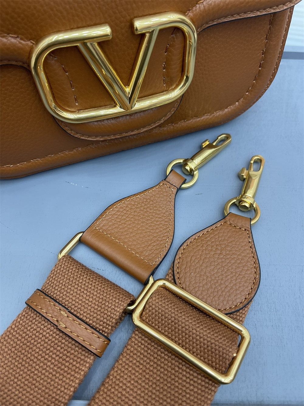 Va1e*ntin0 GARAVANI ALLTIME GRAINY CALFSKIN SHOULDER BAG BROWN