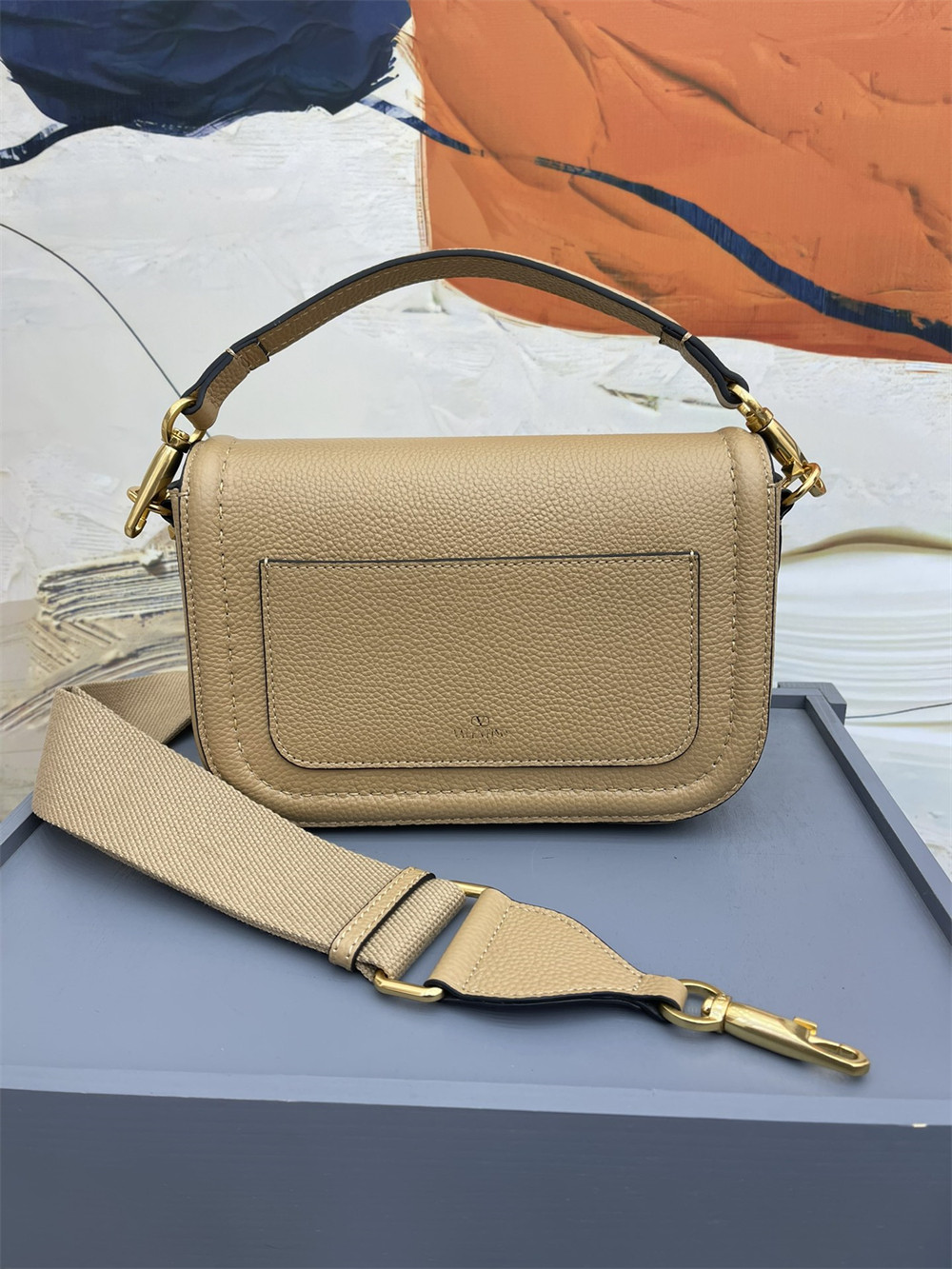 Va1e*ntin0 GARAVANI ALLTIME GRAINY CALFSKIN SHOULDER BAG APRICOT
