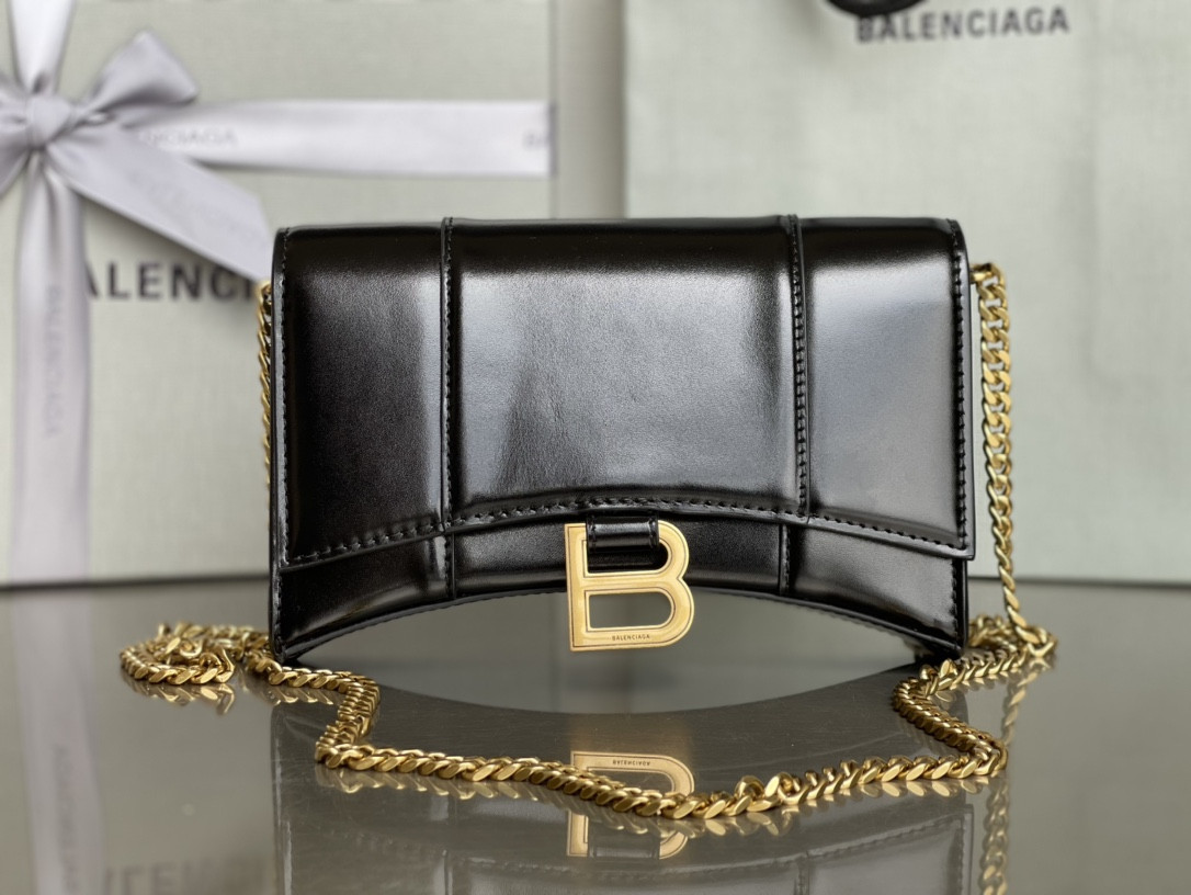 Ba1en*iaga WOMEN'S HOURGLASS WALLET ON CHAIN BOX IN BLACK L7.6 x H4.7 x W1.9 inch