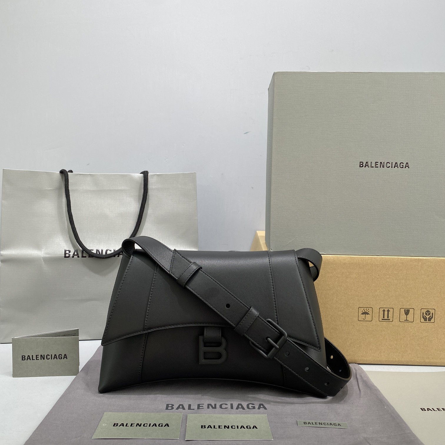 Ba1en*iaga WOMEN'S HOURGLASS HANDBAG IN BLACK 32 x 15 x 21cm