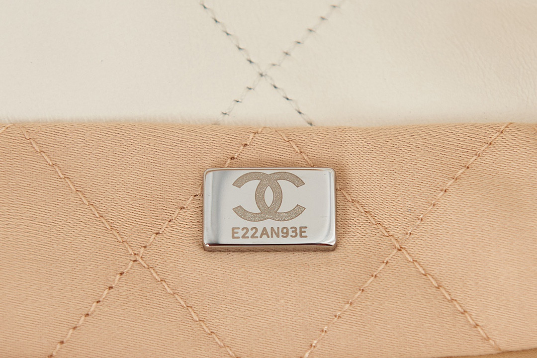 Ch**el 22 HANDBAG Metallic Shaded Calfskin & Silver-Tone Metal White 15.2×16.4×3.1 in