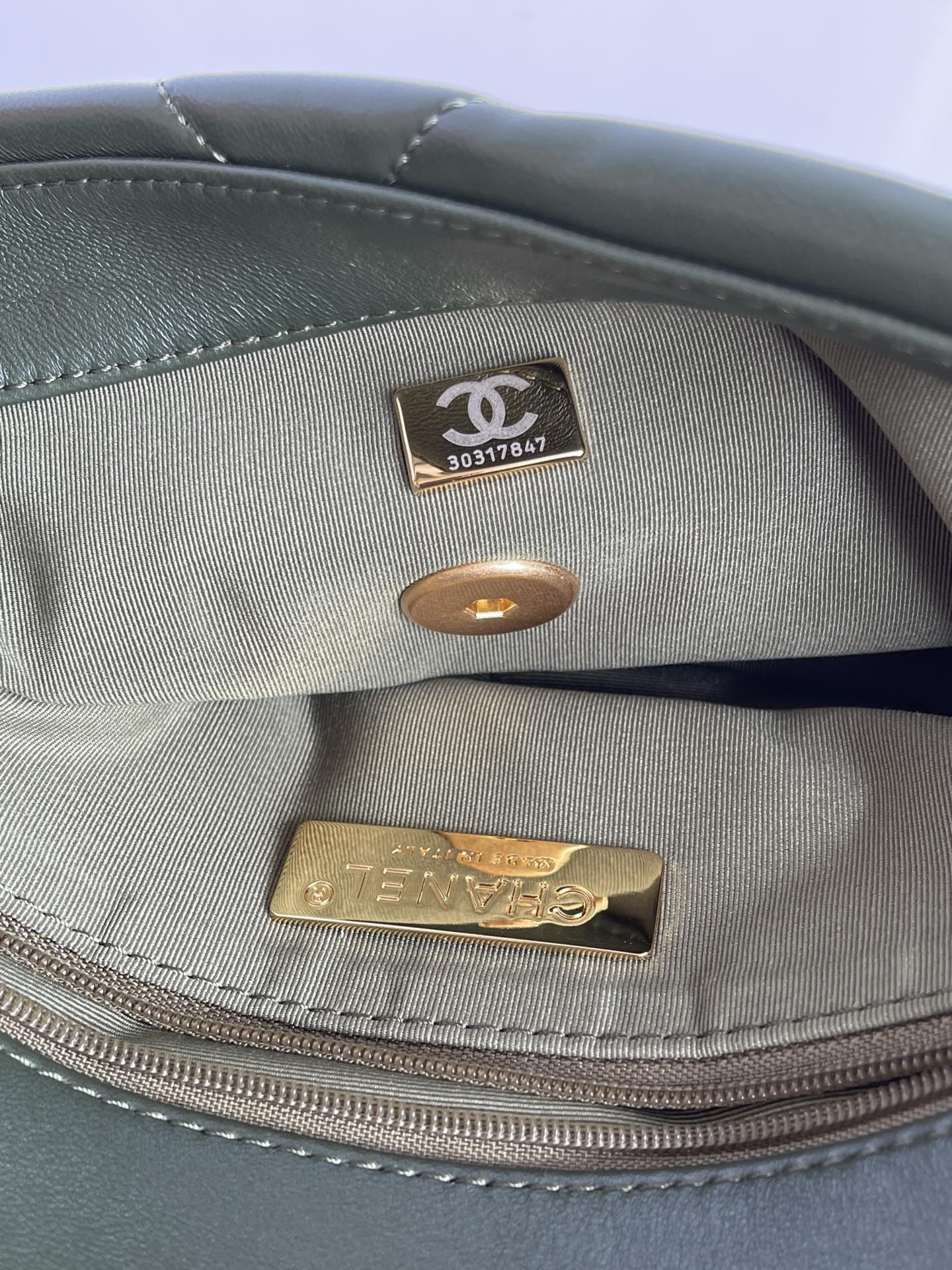 Ch**el 19 HANDBAG Shiny Leather, Gold-Tone, Silver-Tone & Ruthenium-Finish Metal Dark Green 6.2 × 10.1 × 3.5 in