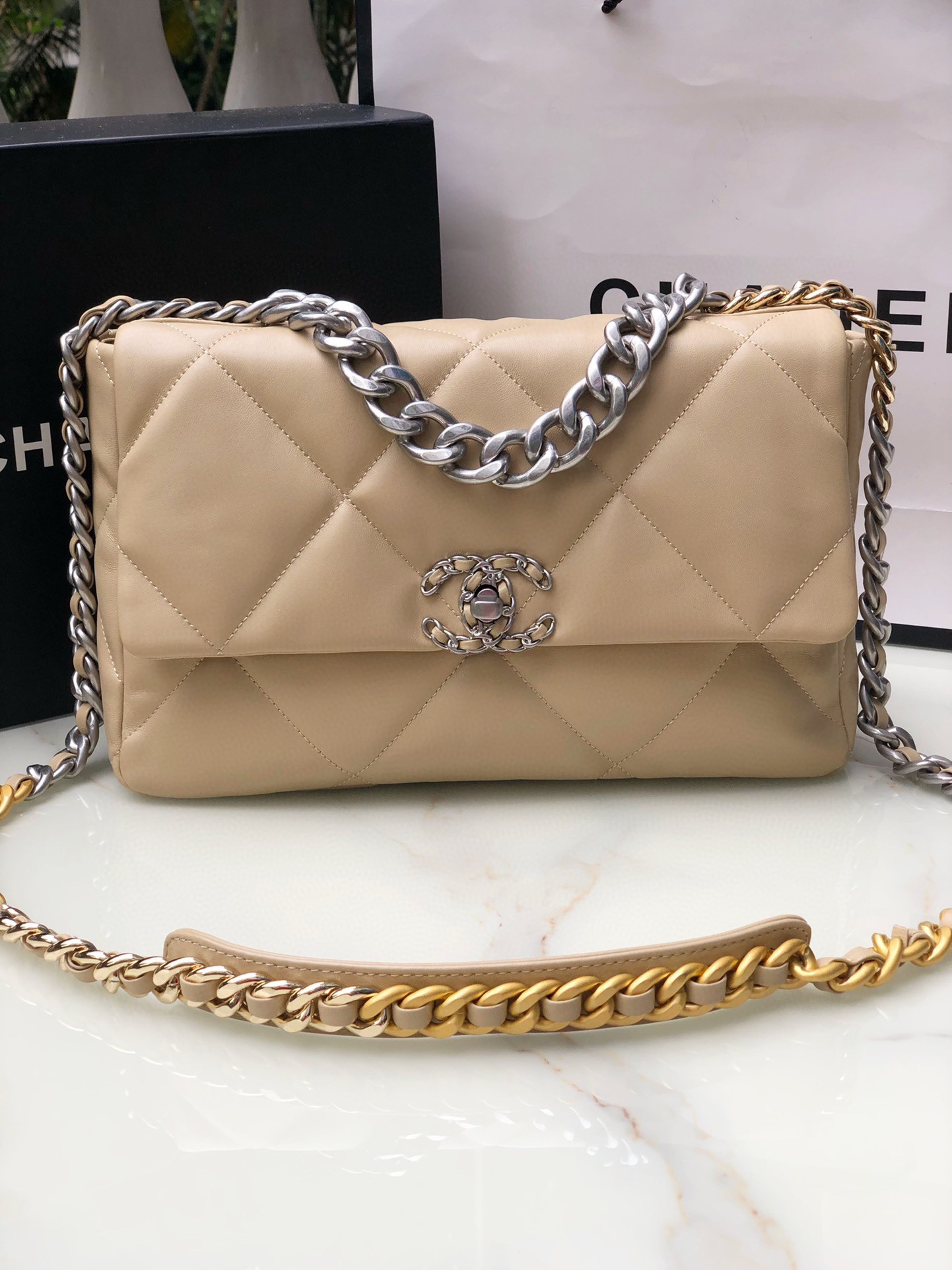 Ch**el 19 HANDBAG Shiny Leather, Gold-Tone, Silver-Tone & Ruthenium-Finish Metal Beige 30x20x10cm