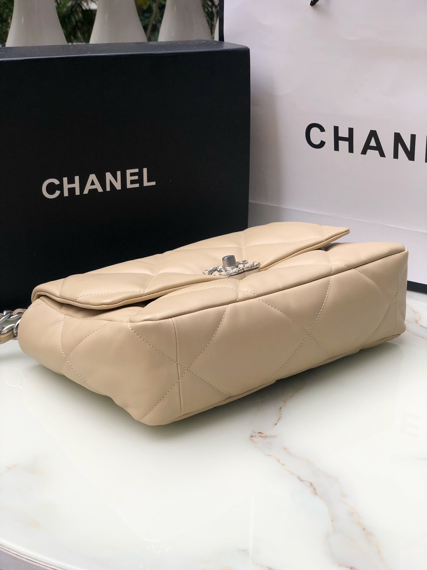Ch**el 19 HANDBAG Shiny Leather, Gold-Tone, Silver-Tone & Ruthenium-Finish Metal Beige 30x20x10cm