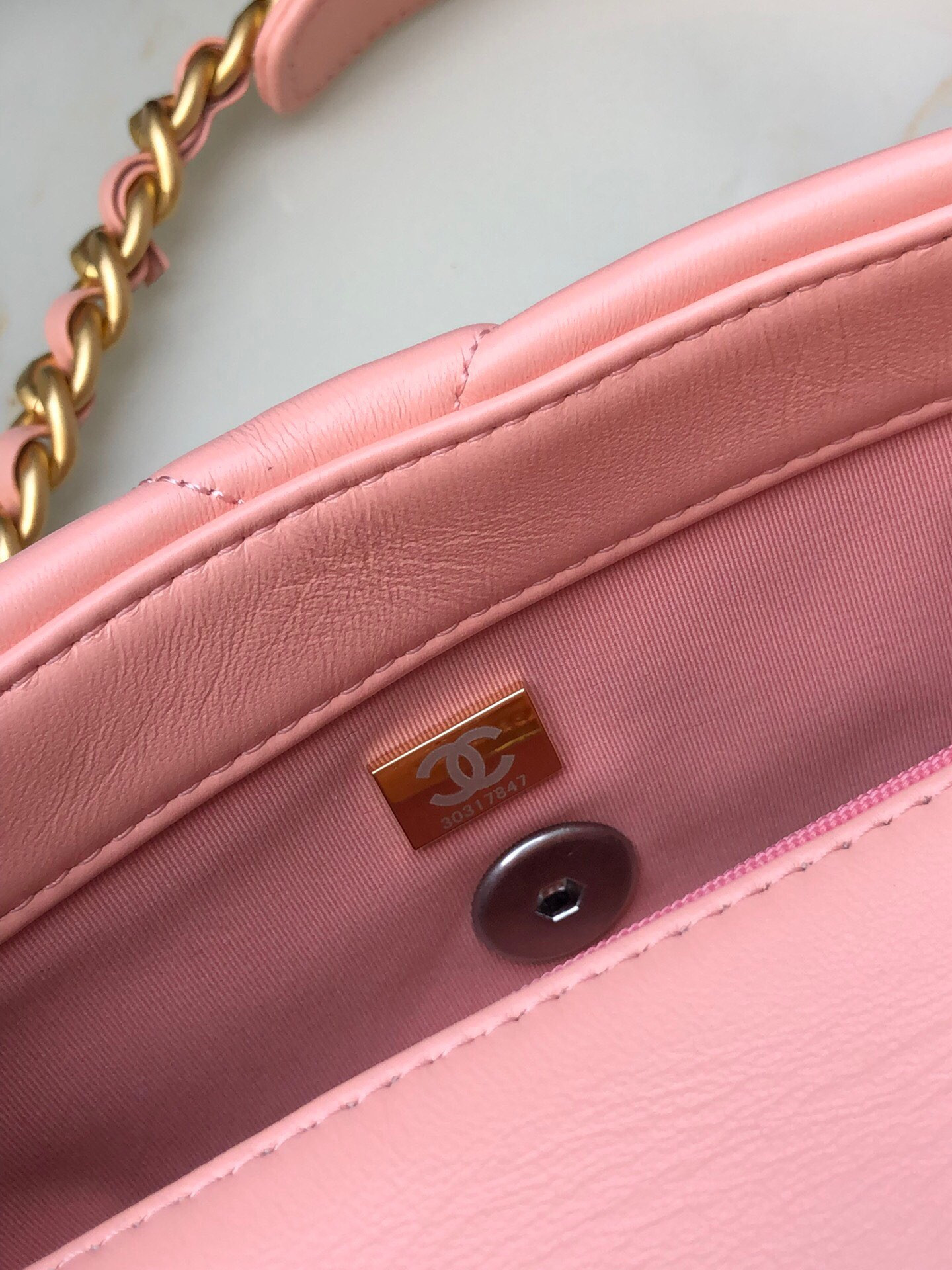 Ch**el 19 HANDBAG Shiny Leather, Gold-Tone, Silver-Tone & Ruthenium-Finish Metal Light Pink 6.2 × 10.1 × 3.5 in