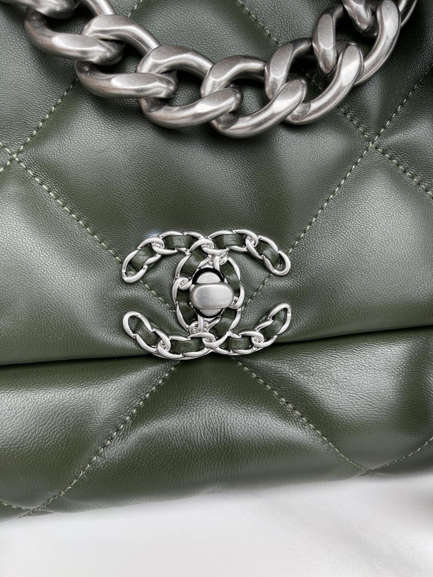 Ch**el 19 LARGE HANDBAG Shiny Leather, Gold-Tone, Silver-Tone & Ruthenium-Finish Metal Dark Green 7.8 × 11.7 × 3.9 in