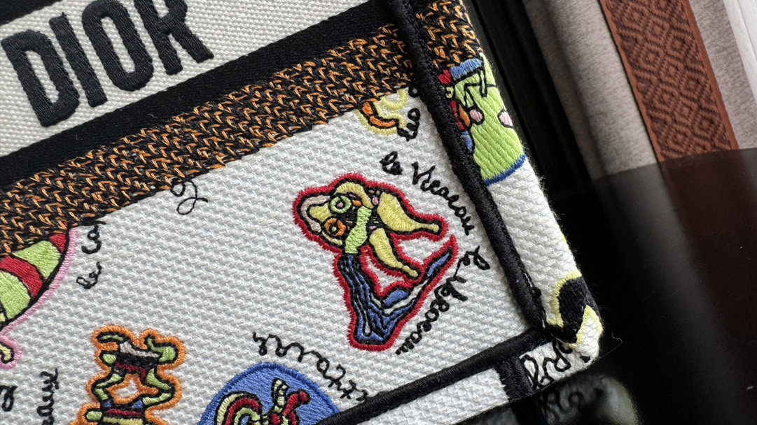 Small D10r BOOK TOTE WHITE MULTICOLOR DRAGON ZODIAC EMBROIDERY 10.5 x 8.5 x 5.5 inches