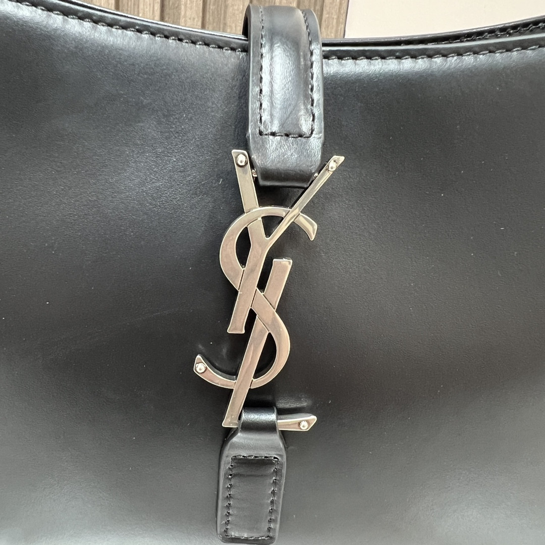 Y51 LE 5 À 7 IN SMOOTH LEATHER NOIR SILVER 9 X 6.3 X 2.5 INCHES
