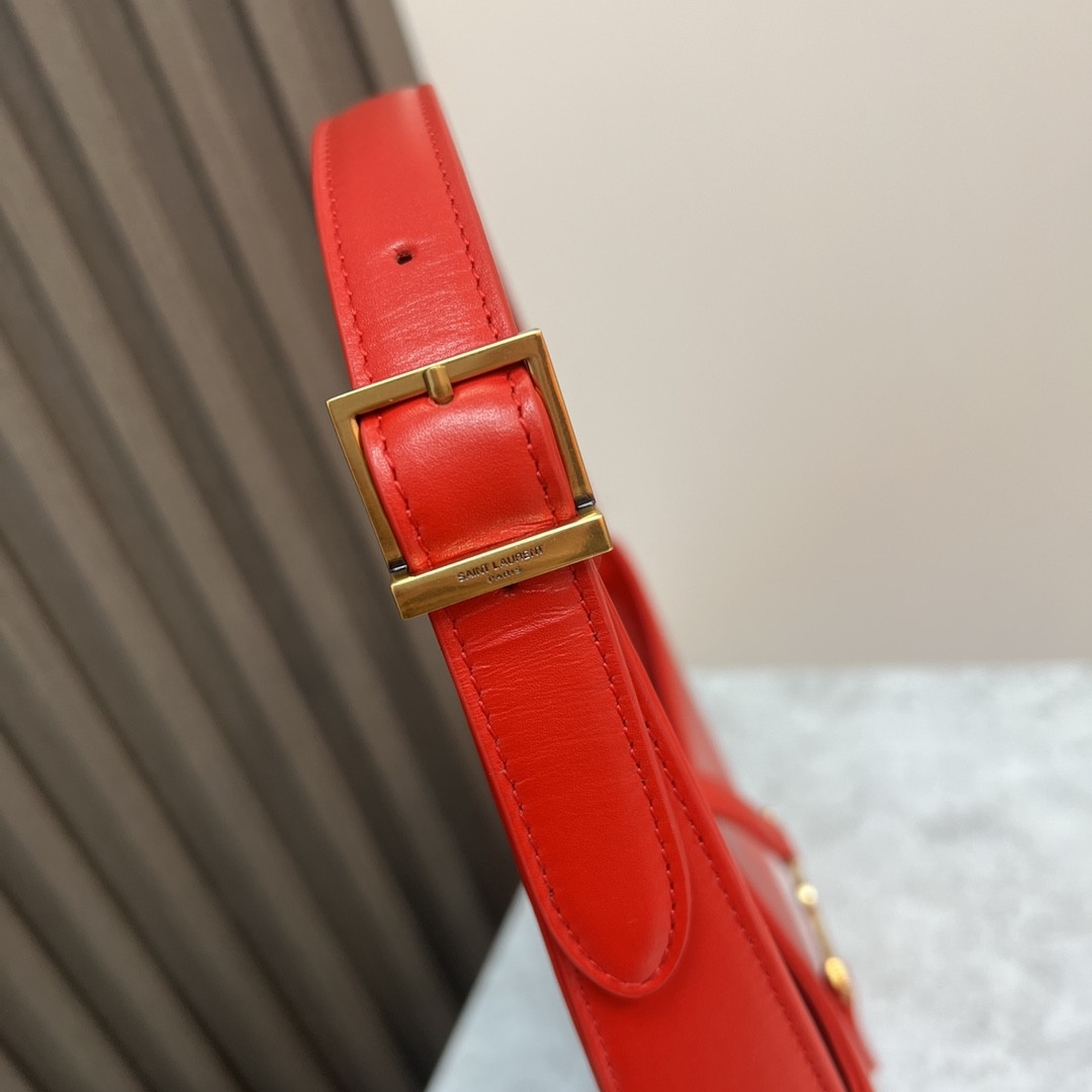 Y51 LE 5 À 7 IN SMOOTH LEATHER SHINY RED 9 X 6.3 X 2.5 INCHES
