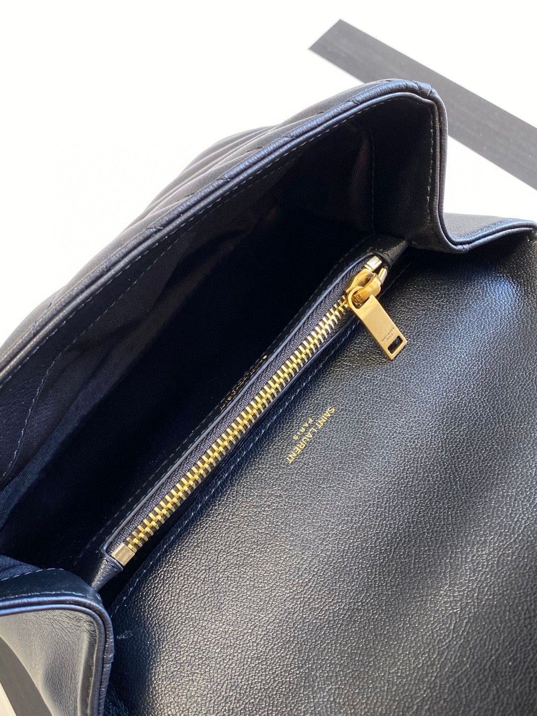 Y51 COLLEGE MEDIUM IN QUILTED LEATHER BLACK 9.4 X 6.6 X 2.5 INCHES