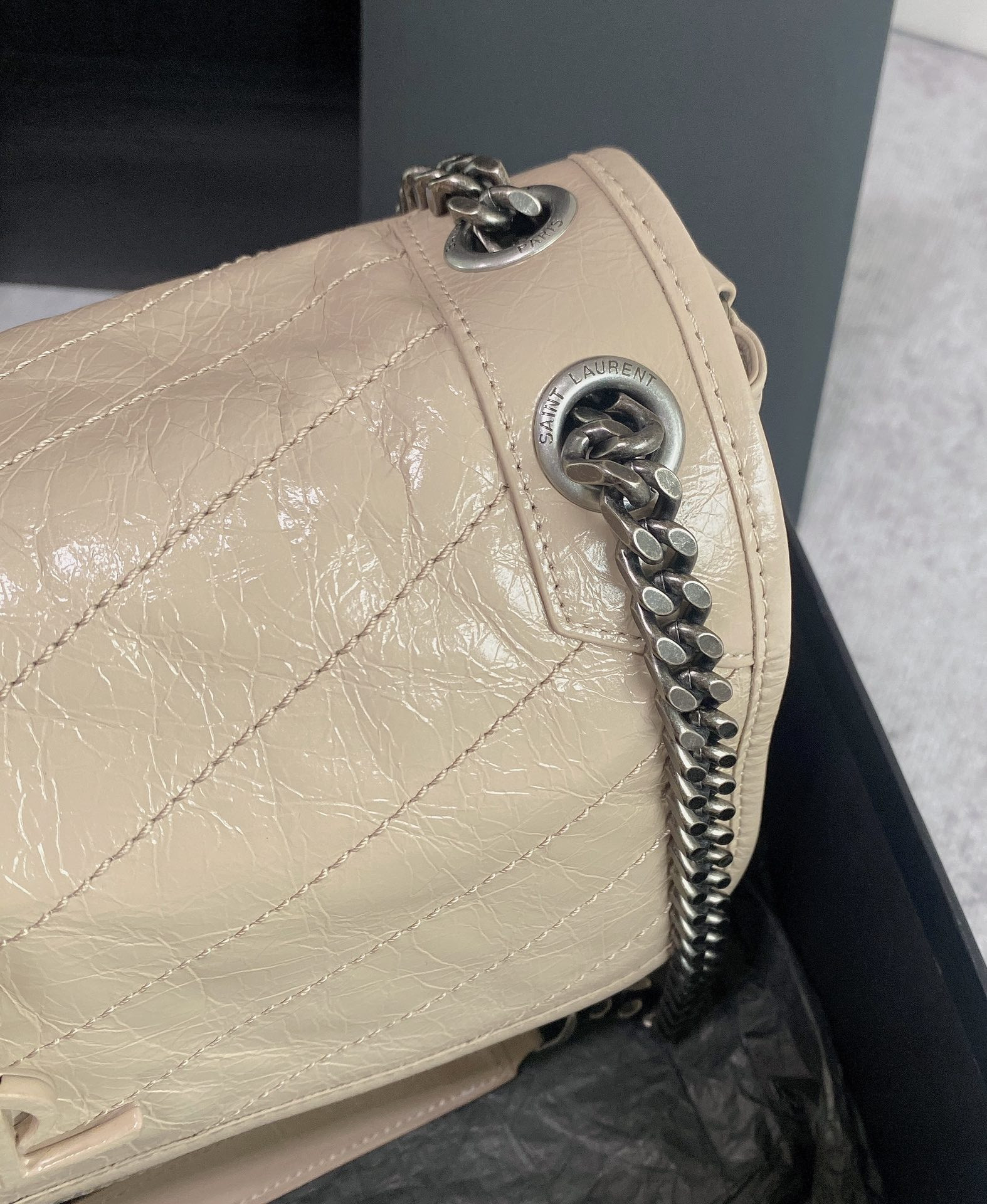 Y51 NIKI MEDIUM IN VINTAGE LEATHER BEIGE 11 X 7.8 X 3.3 INCHES