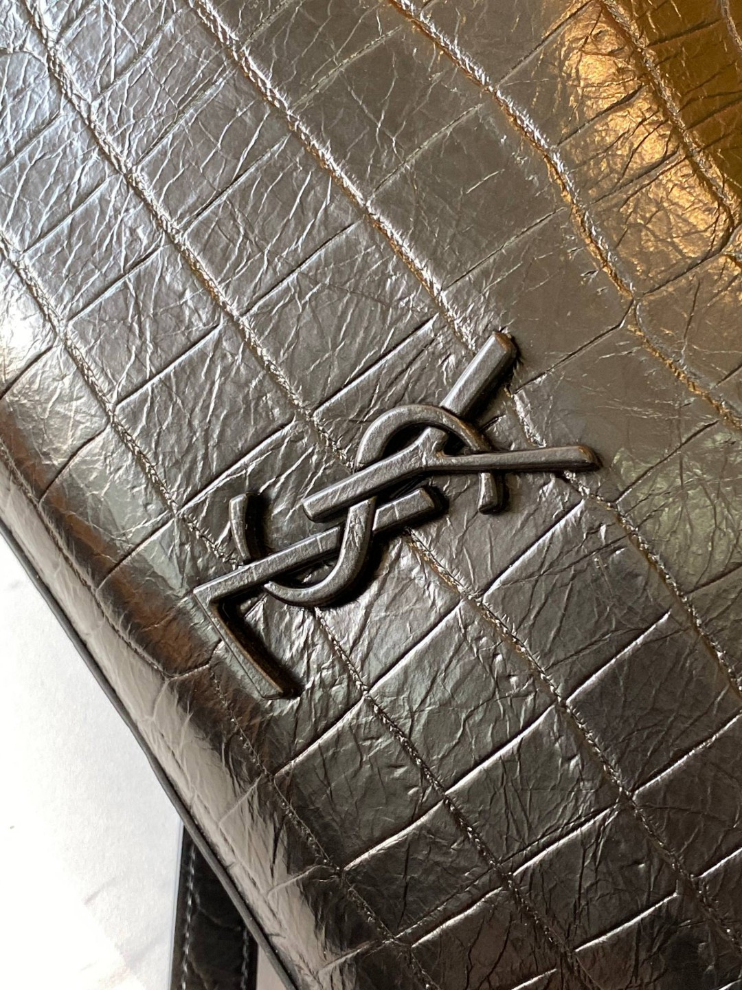 Y51 NIKI SHOPPING IN CROCODILE-EMBOSSED LEATHER 12.9 X 10.6 X 4.5 INCHES