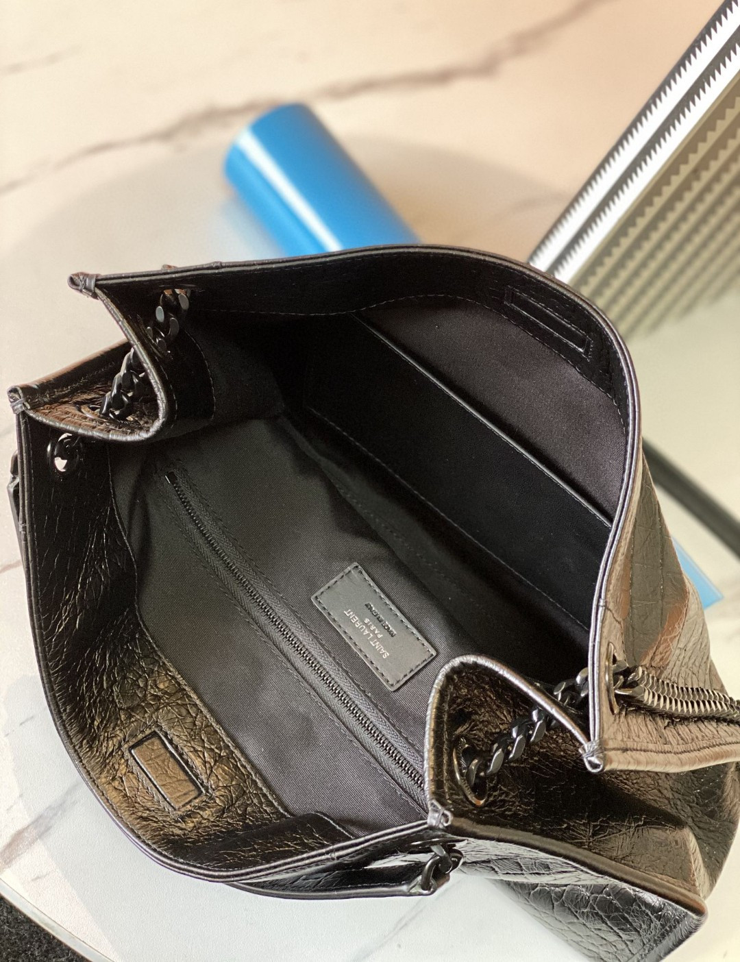 Y51 NIKI SHOPPING IN CROCODILE-EMBOSSED LEATHER 12.9 X 10.6 X 4.5 INCHES