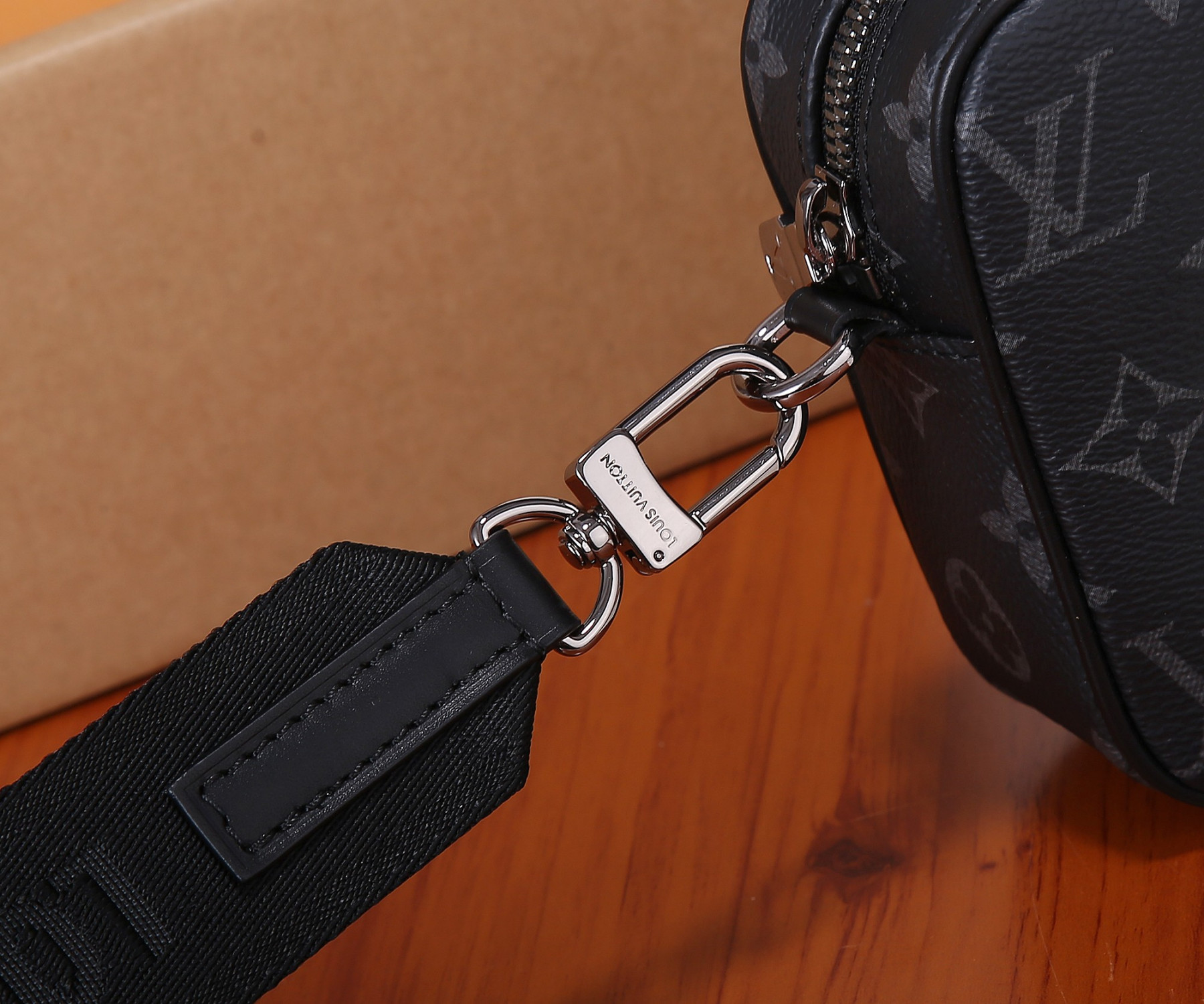 LV M82770 Nano Porte Documents Voyage 20 x 13 x 5.5 cm