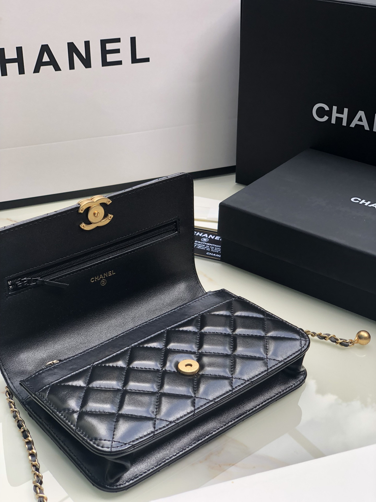 Ch**el CLASSIC WALLET ON CHAIN Black 4.8 × 7.5 × 1.4 in