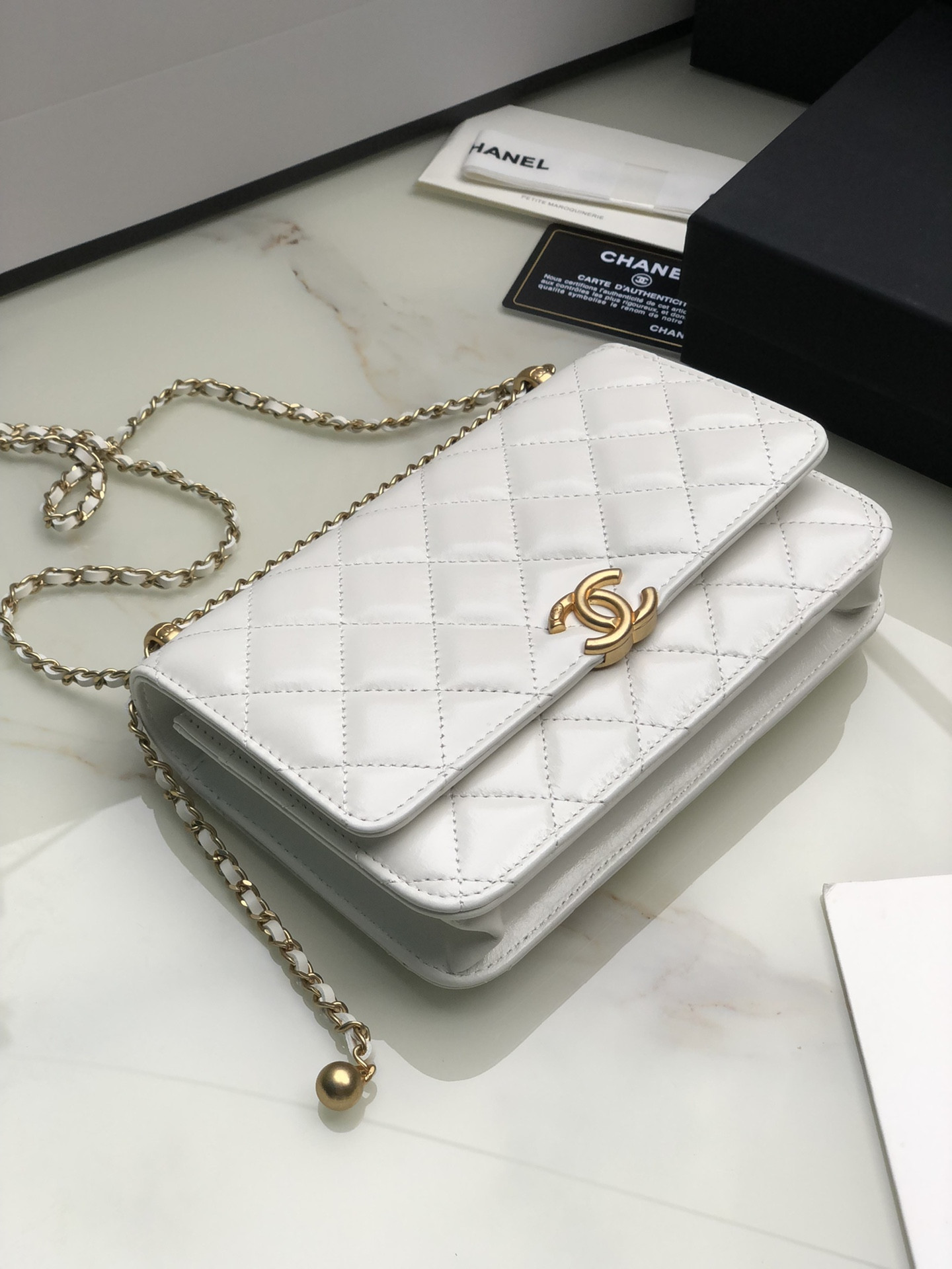 Ch**el CLASSIC WALLET ON CHAIN WHITE 4.8 × 7.5 × 1.4 in