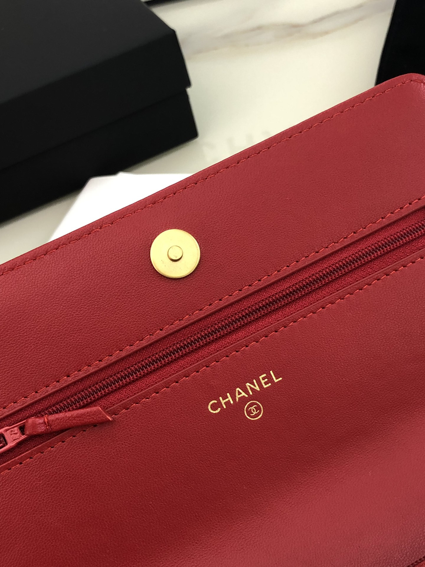 Ch**el CLASSIC WALLET ON CHAIN RED 4.8 × 7.5 × 1.4 in
