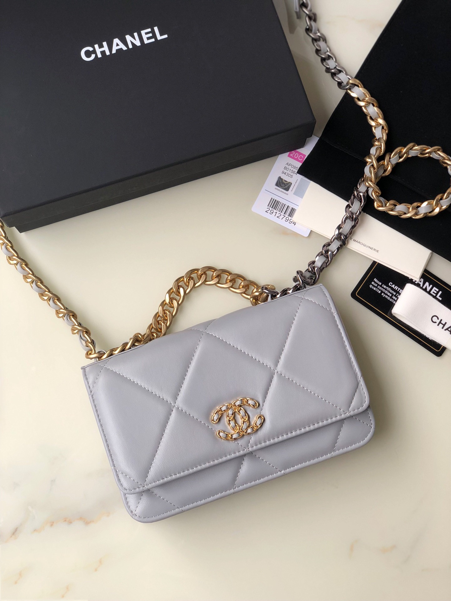 Ch**el CLASSIC WALLET ON CHAIN 4.8 × 7.5 × 1.4 in