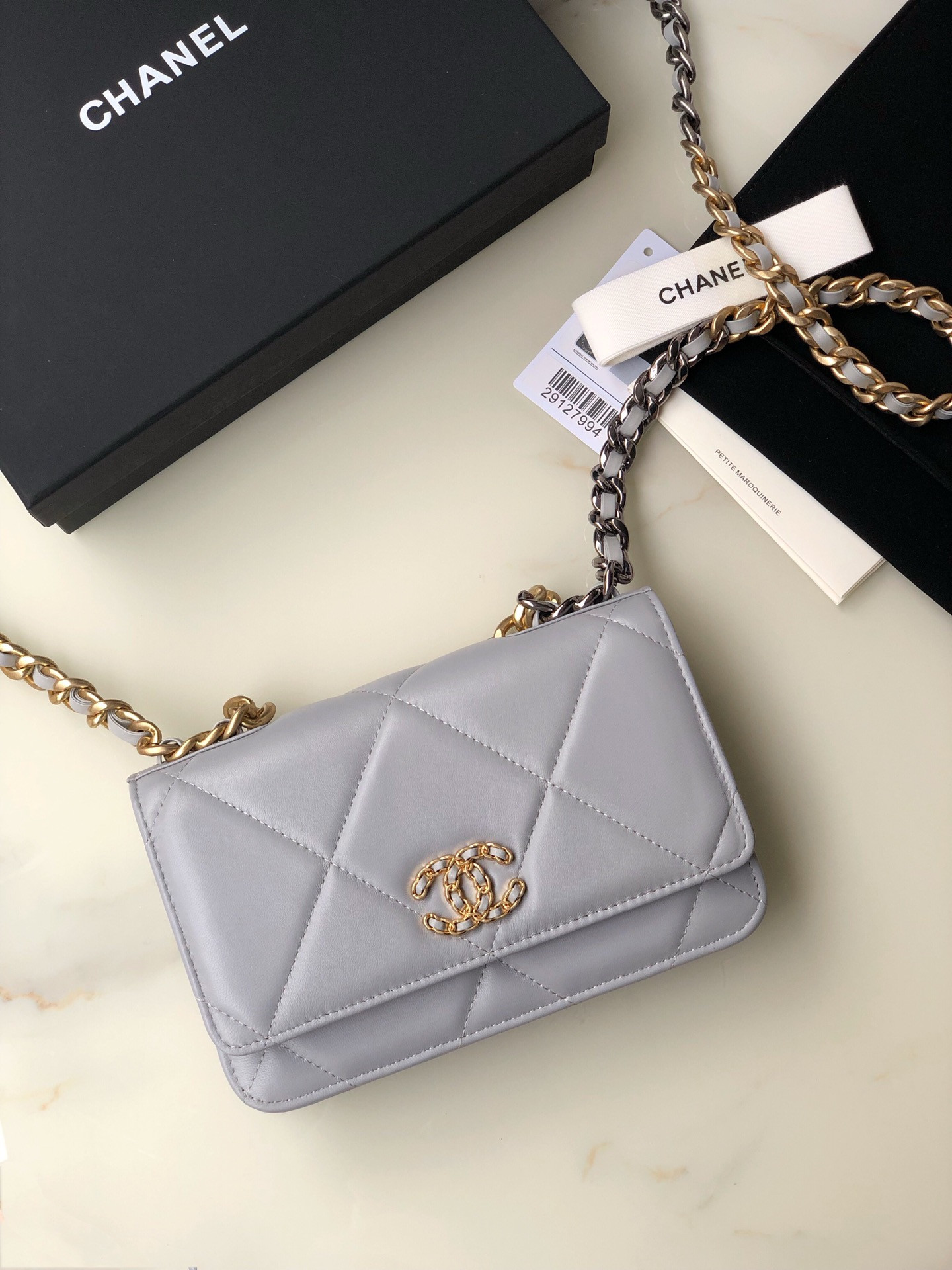 Ch**el CLASSIC WALLET ON CHAIN 4.8 × 7.5 × 1.4 in