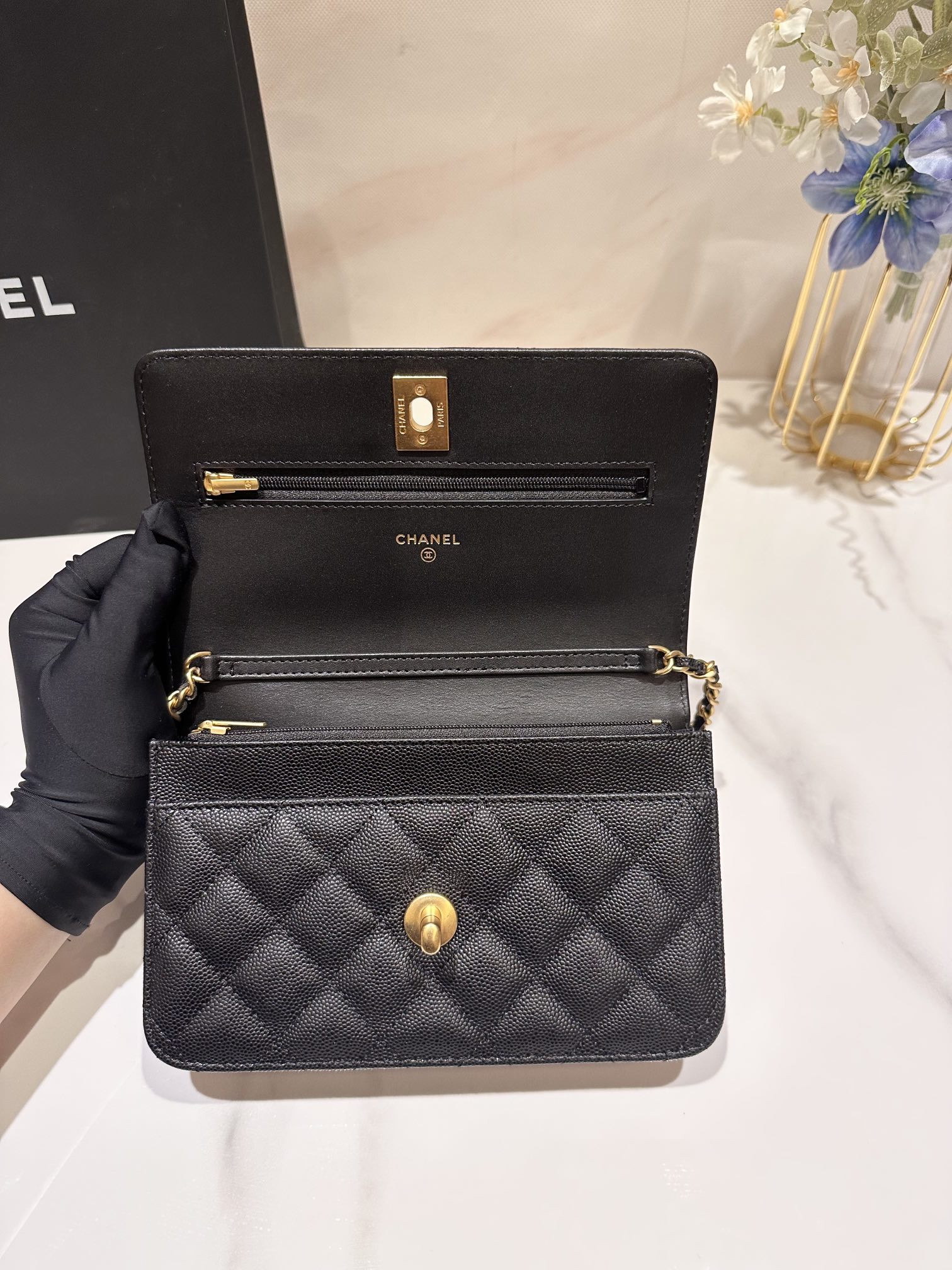Ch**el CLASSIC WALLET ON CHAIN 4.8 × 7.5 × 1.4 in