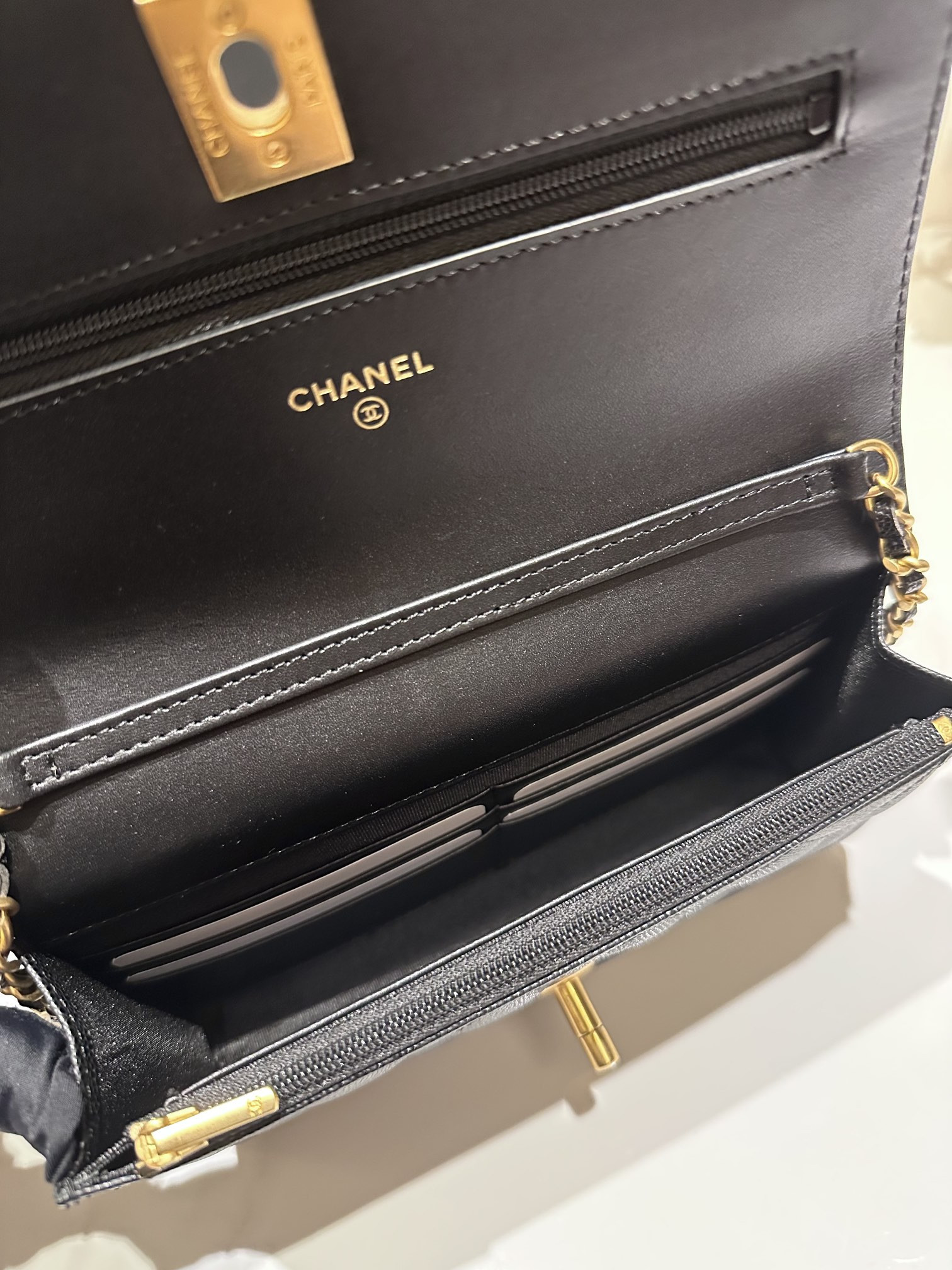 Ch**el CLASSIC WALLET ON CHAIN 4.8 × 7.5 × 1.4 in