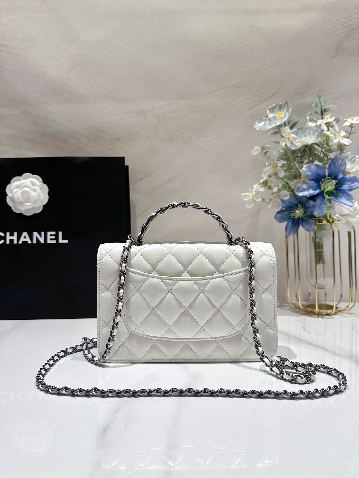 Ch**el CLASSIC WALLET ON CHAIN 4.8 × 7.5 × 1.4 in