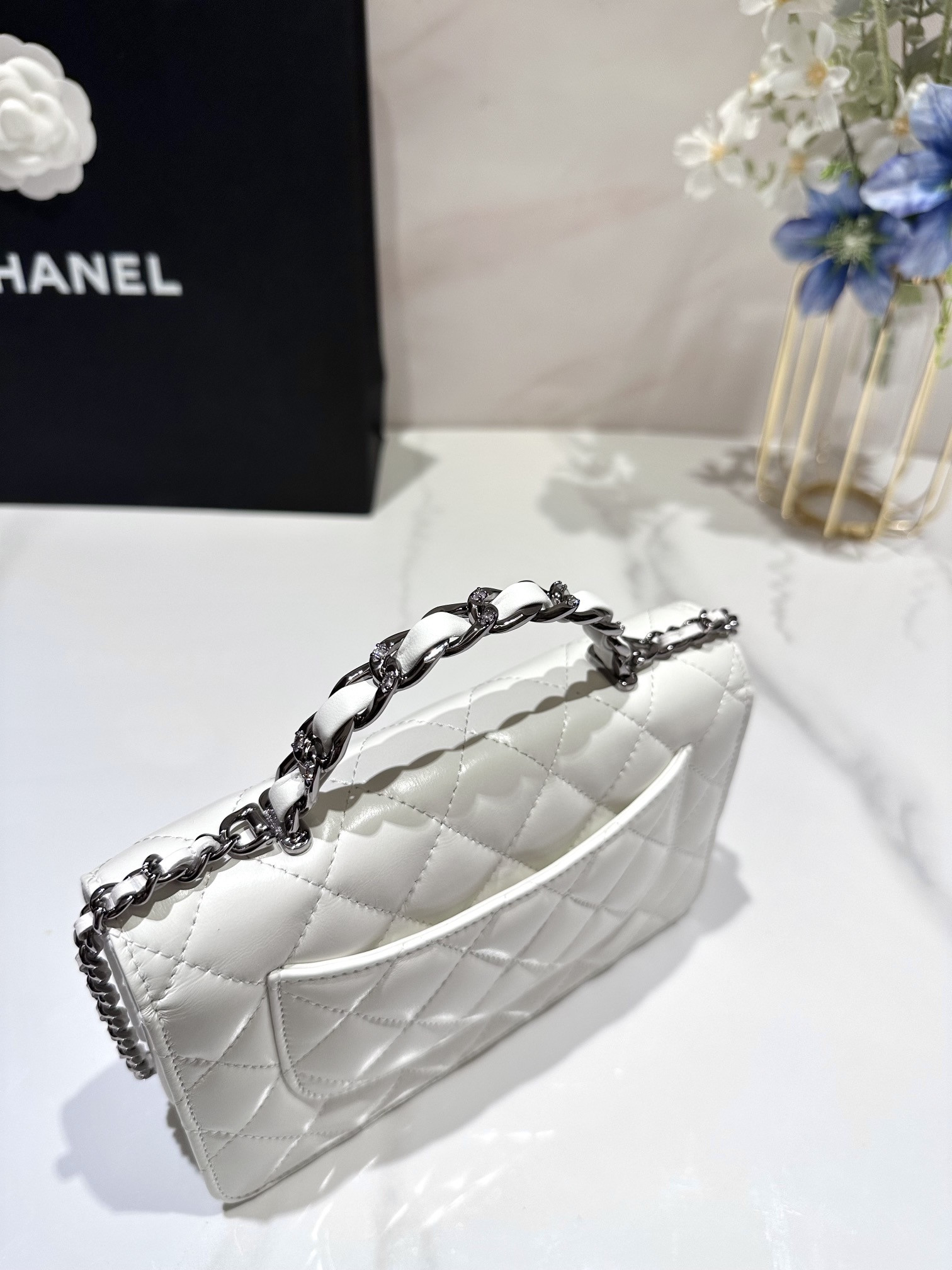 Ch**el CLASSIC WALLET ON CHAIN 4.8 × 7.5 × 1.4 in