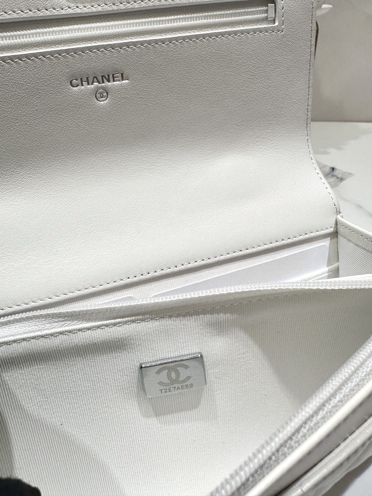 Ch**el CLASSIC WALLET ON CHAIN 4.8 × 7.5 × 1.4 in