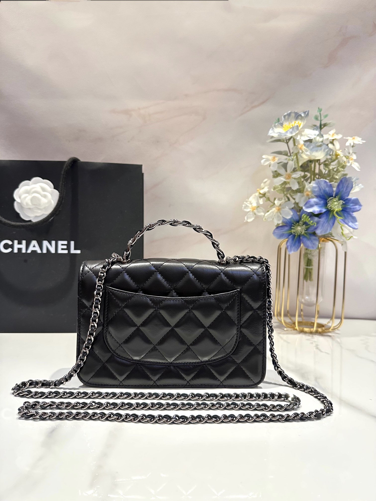 Ch**el CLASSIC WALLET ON CHAIN 4.8 × 7.5 × 1.4 in
