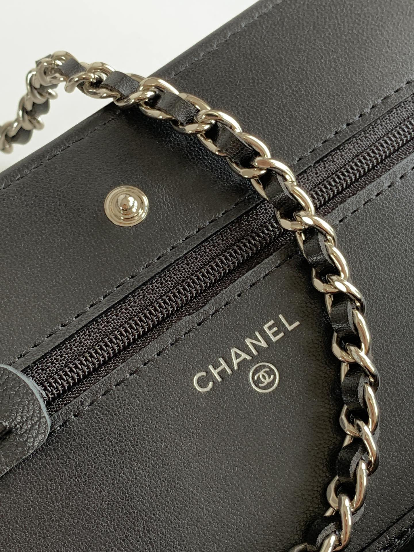 Ch**el CLASSIC WALLET ON CHAIN 4.8 × 7.5 × 1.4 in