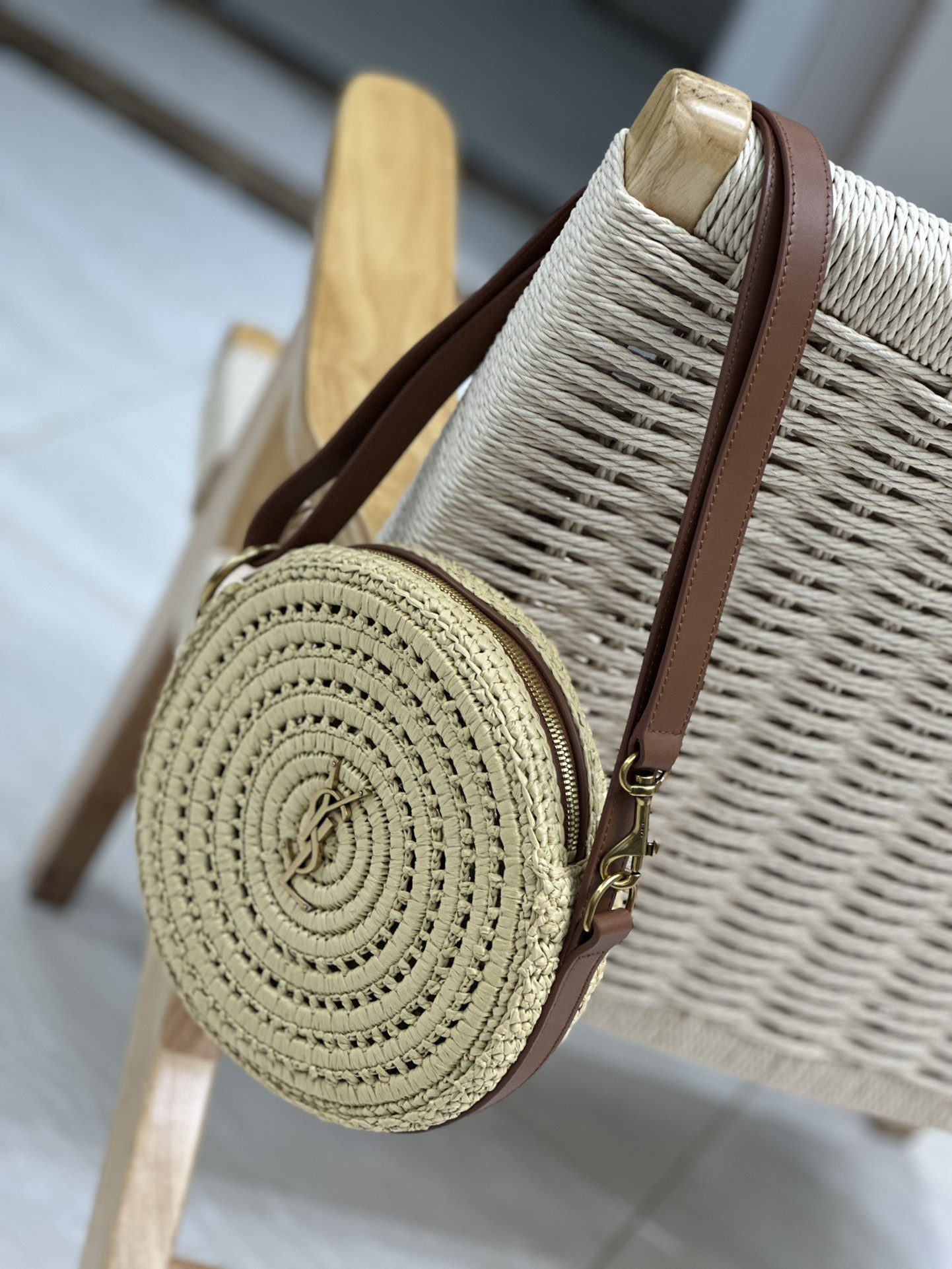 Y51 ROUND BAG IN RAFFIA AND VEGETABLE-TANNED LEATHER Color Natural