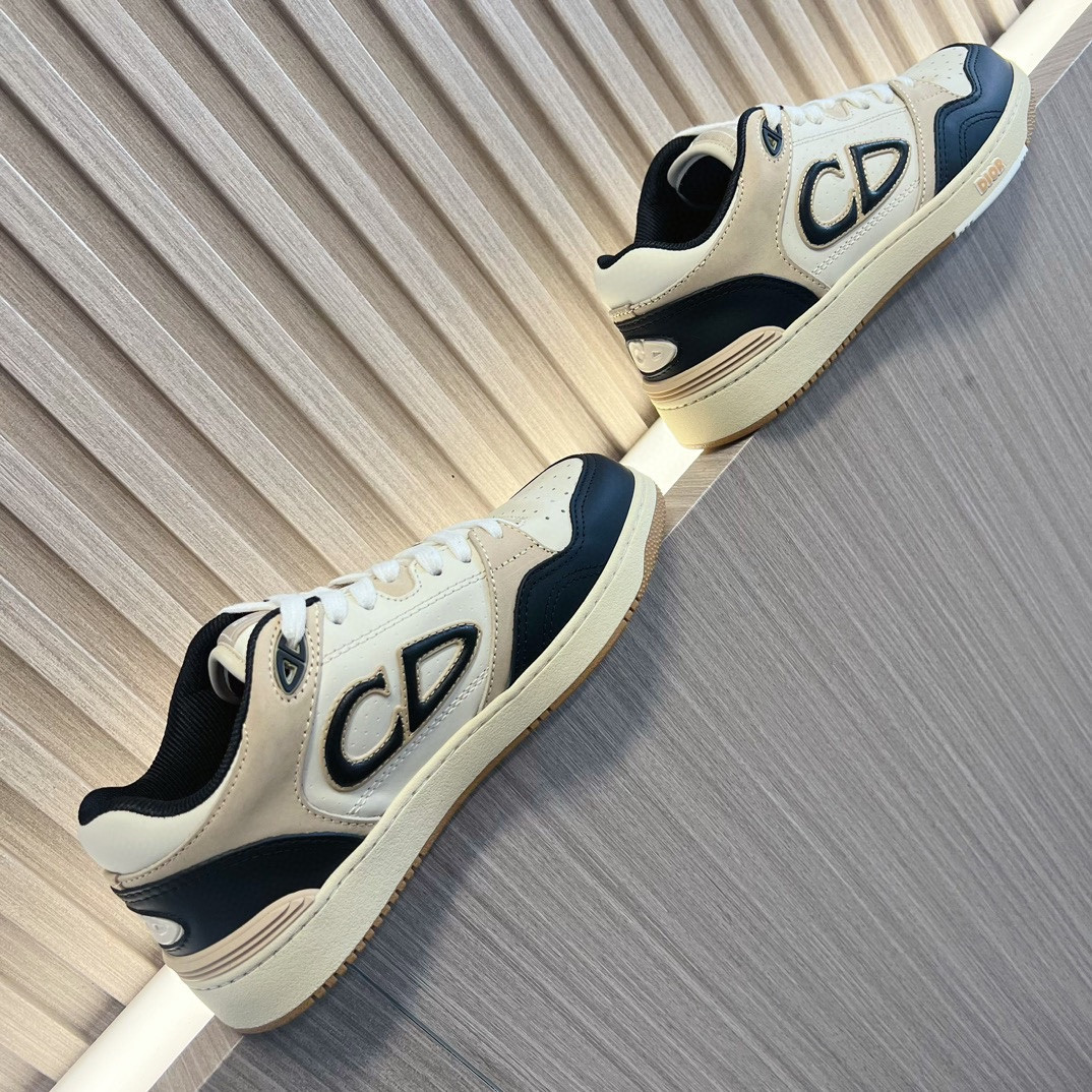UA D10r B57 Low-Top Sneaker