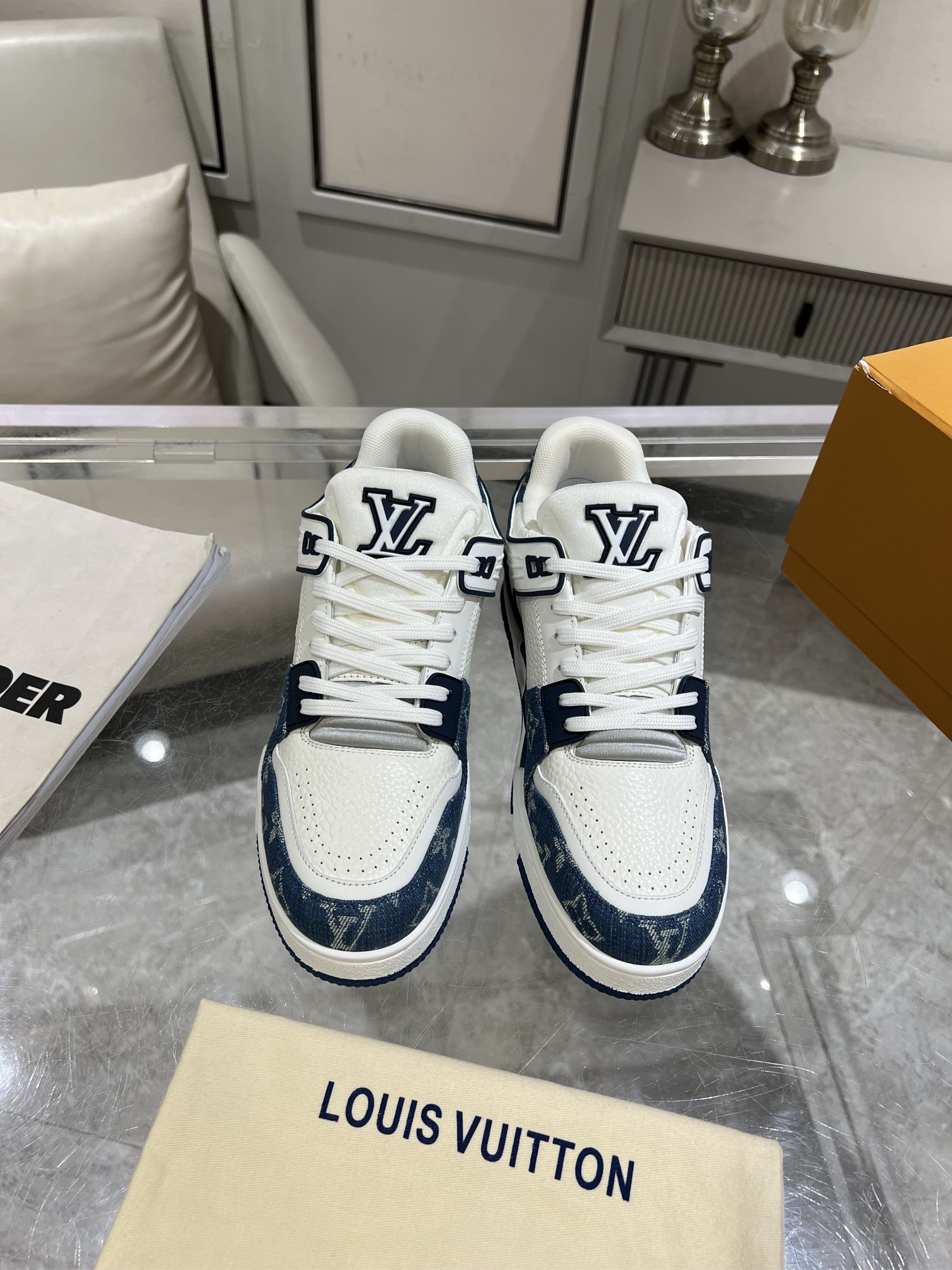 UA LV Trainer Sneaker
