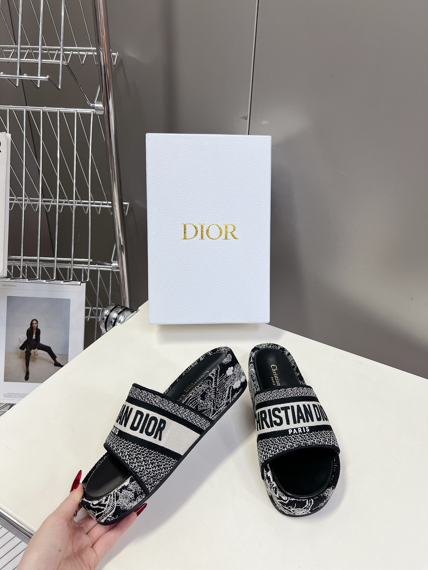 UA D10r Platform Sandals