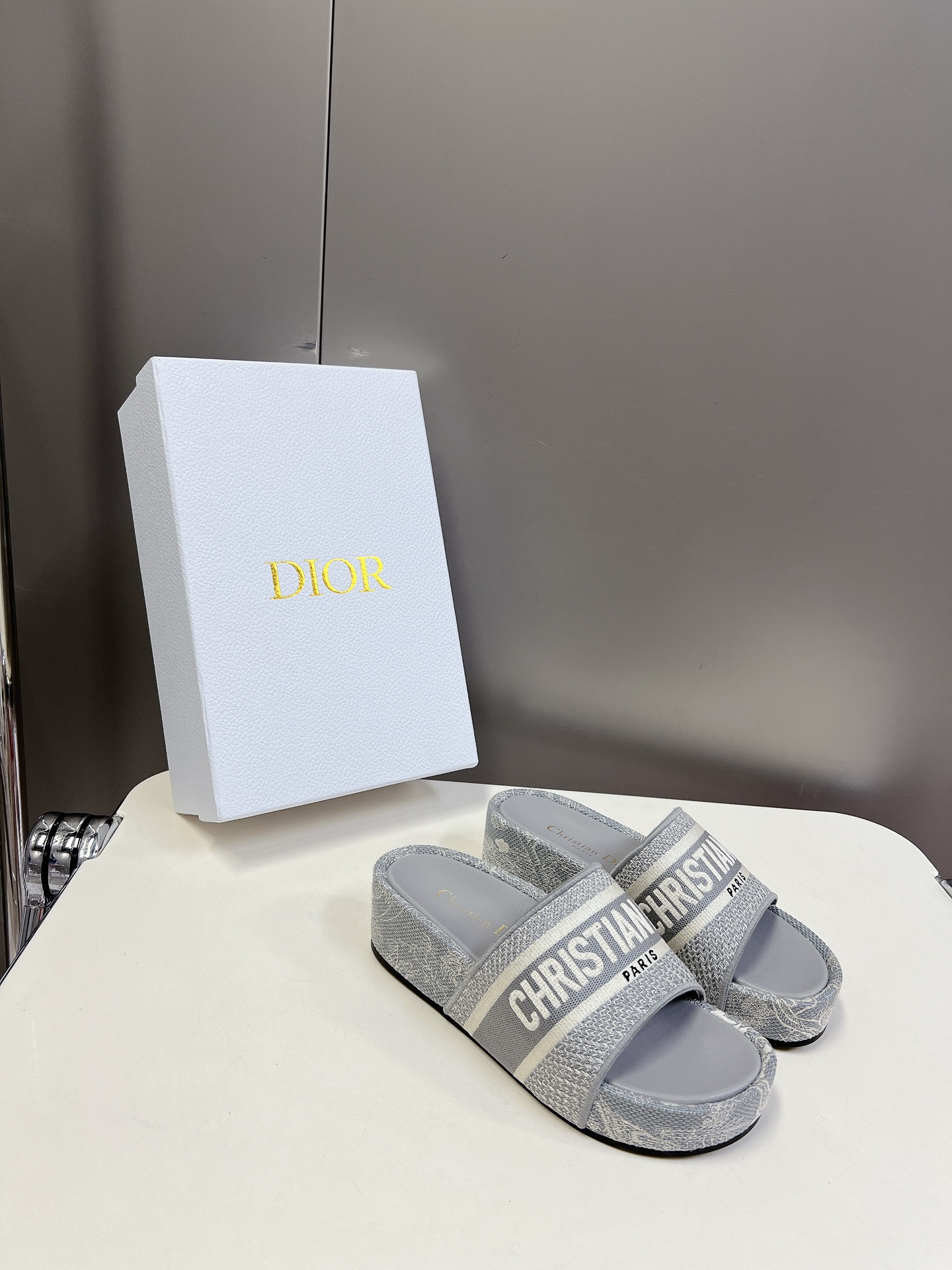 UA D10r Platform Sandals