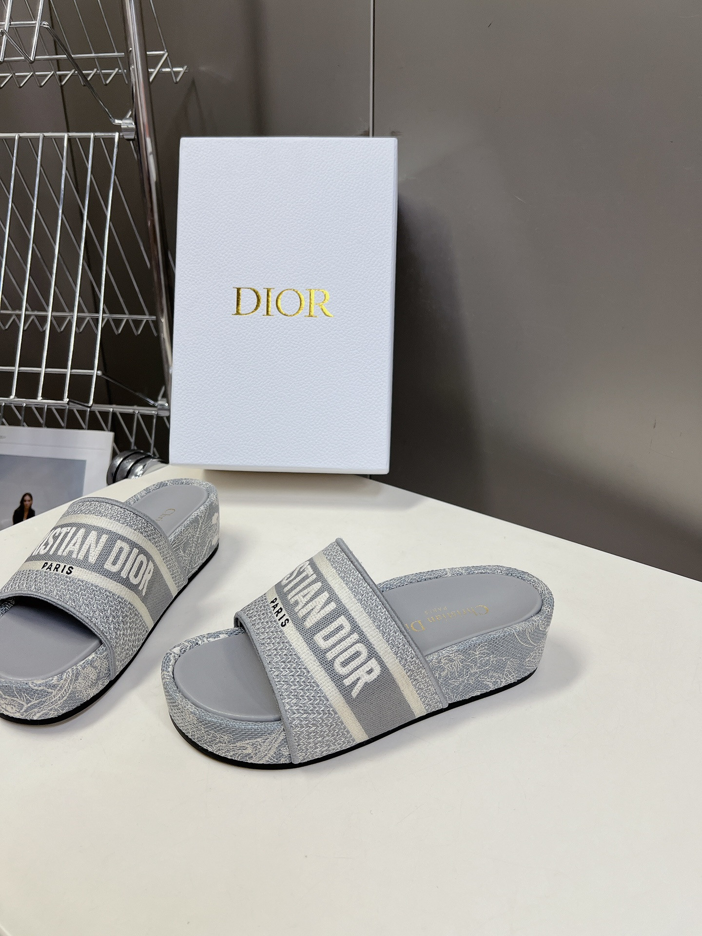 UA D10r Platform Sandals