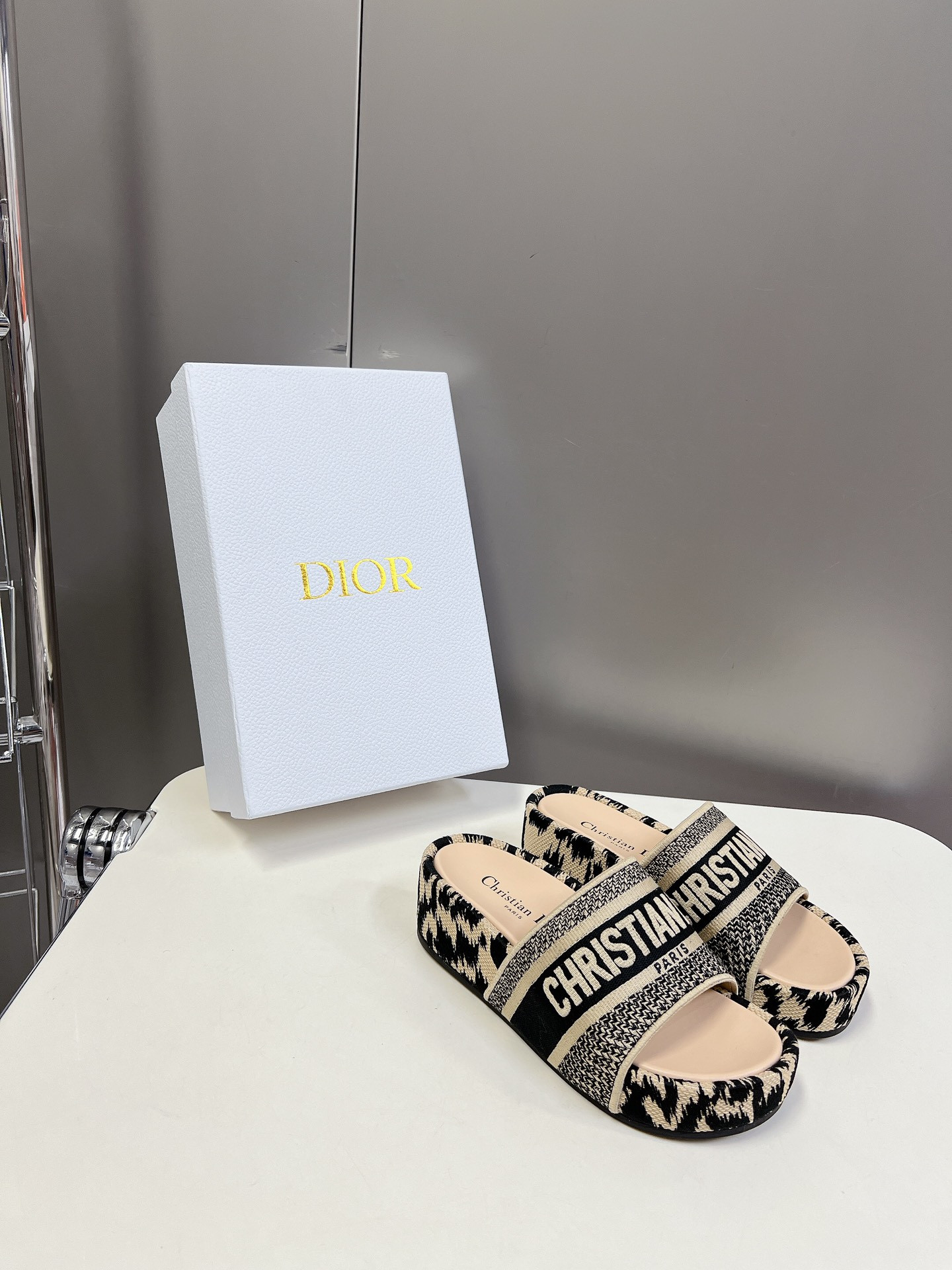 UA D10r Platform Sandals