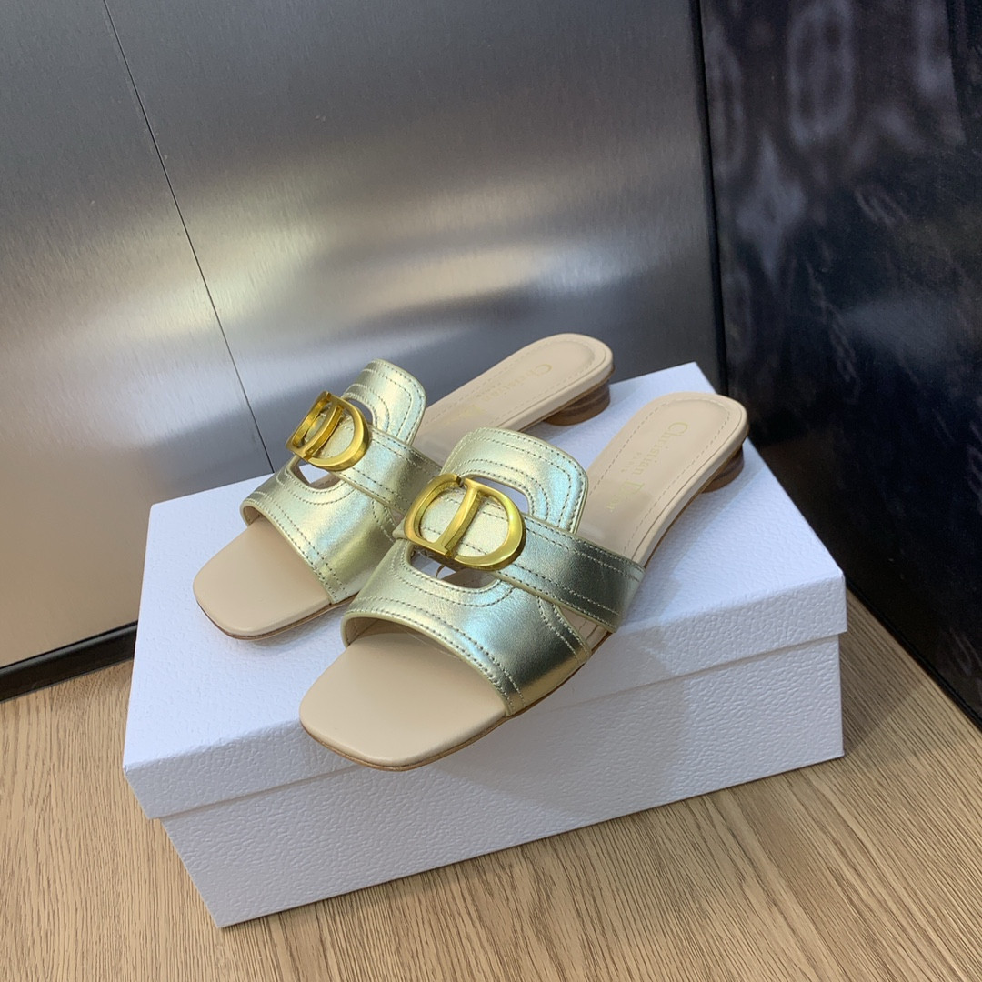 UA D10r 30 Montaigne Slide